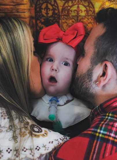 Valentina con sus papás
